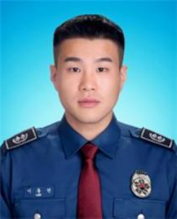 첫 순찰에서 60대 수배자를 발견한 부산진경찰서 가야지구대 이동건 순경. 부산경찰청 제공