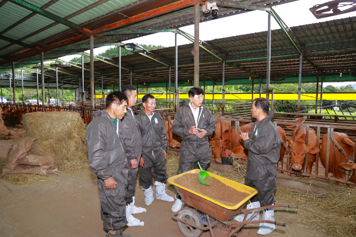 김철우 보성군수는 지난 5일 폭염 피해 예방을 위해 축산농가를 방문, 현장을 점검했다. 보성군 제공