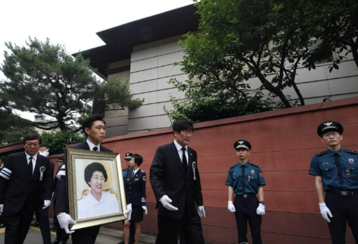 김대중 전 대통령의 부인 이희호 여사의 발인이 엄수된 14일 오전 서울 동교동 사저에서 노제가 진행되고 있다. 연합뉴스 제공 