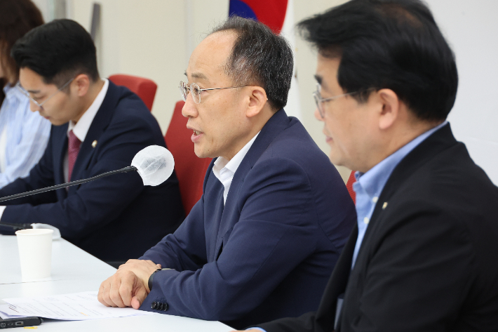 국민의힘 추경호 원내대표가 7일 오전 국회 원내대표실에서 기자간담회를 열어 8월 임시국회 '여야 정쟁 중단 선언'을 야당에 제안하고 있다. 연합뉴스