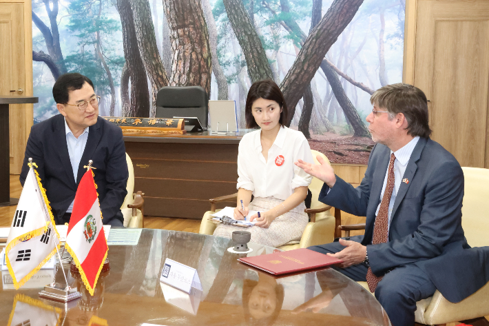 주낙영 경주시장이 지난 5일 시장실에서 파울 두클로스 주한페루대사와 환담을 나누고 있다. 경주시 제공