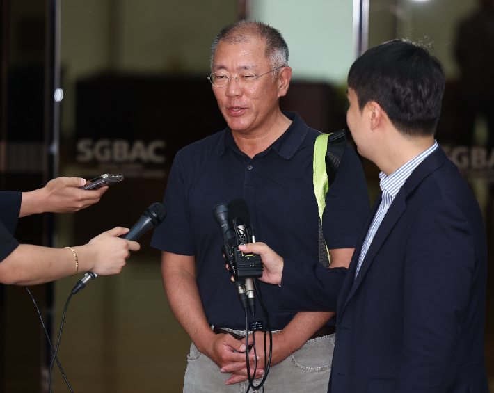 파리 올림픽 참관을 마친 정의선 현대차 회장이 7일 오후 서울 강서구 서울김포비즈니스항공센터(SGBAC)를 통해 귀국하고 있다. 연합뉴스