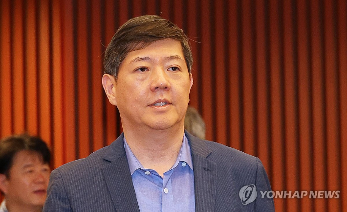 (서울=연합뉴스) 한종찬 기자 = 더불어민주당 김홍걸 전 의원이 26일 오후 국회박물관에서 열린 김대중 대통령 탄생 100주년 기념 행사 '김대중의 성평등 함께 여는 미래'에 참석하고 있다. 2024.6.26 saba@yna.co.kr 연합뉴스