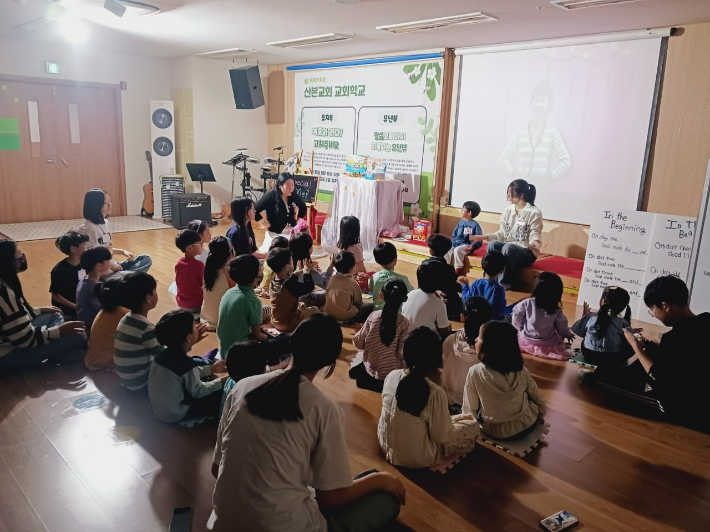 영어성경동화학교의 수업 장면 