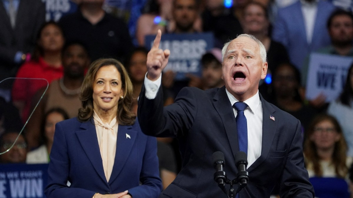 미국 민주당 부통령 후보로 지명된 팀 월즈 미네소타 주지사가 6일(현지시간) 펜실베이니아주 필라델피아에서 열린 카멀라 해리스 부통령의 대선 유세장에 참석해 열정적인 포즈로 연설하고 있다. 연합뉴스