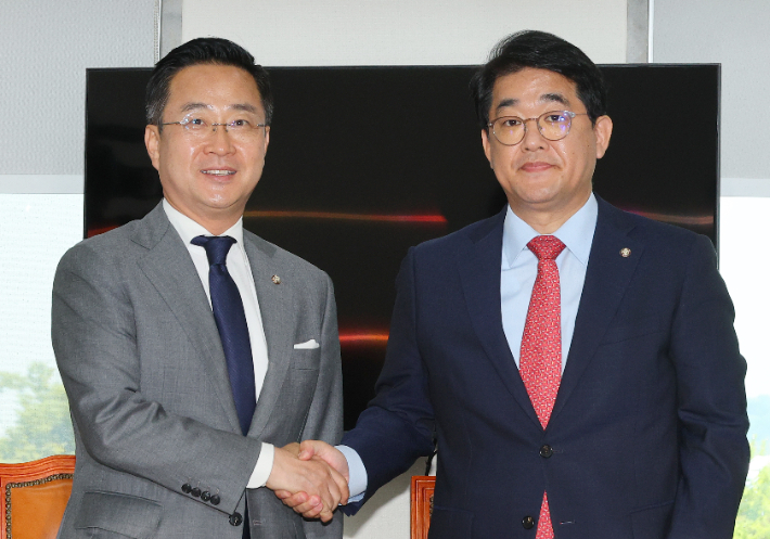 지난 6월 26일 오전 국회에서 회동 후 브리핑 하는 국민의힘 배준영 원내수석부대표(오른쪽)와 더불어민주당 박성준 원내수석부대표. 연합뉴스