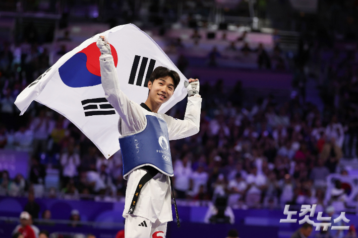 박태준이 7일(현지시각) 프랑스 파리 그랑팔레에서 열린 2024파리올림픽 태권도 남자 58kg급 결승에서 아제르바이잔의 가심 마고메도프에게 승리해 금메달을 확정짓고 태극기를 들고 있다. 2024.8.7. 파리=올림픽사진공동취재단/YSH 황진환 기자