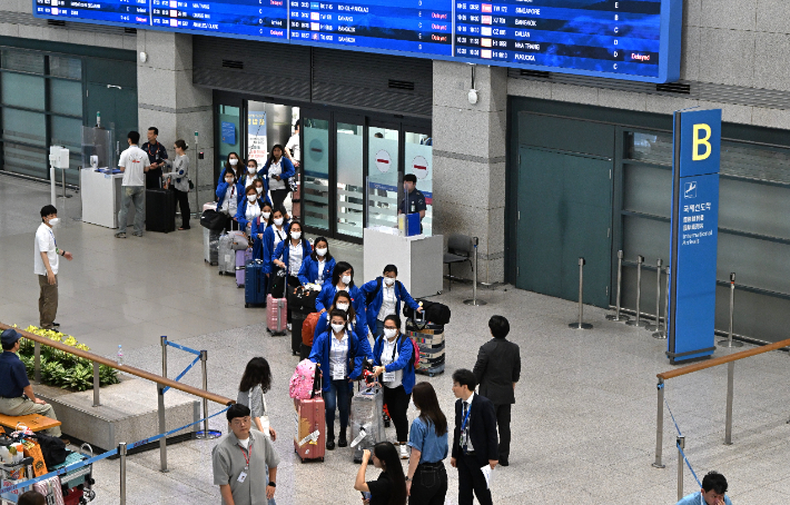 지난 6일 인천공항으로 입국한 필리핀 가사관리사들. 서울시 제공 