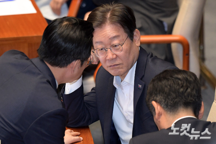 1일 서울 여의도 국회 본회의에서 더불어민주당 이재명 전 대표가 박성준 원내수석부대표 등 의원들과 대화를 하고 있다. 윤창원 기자