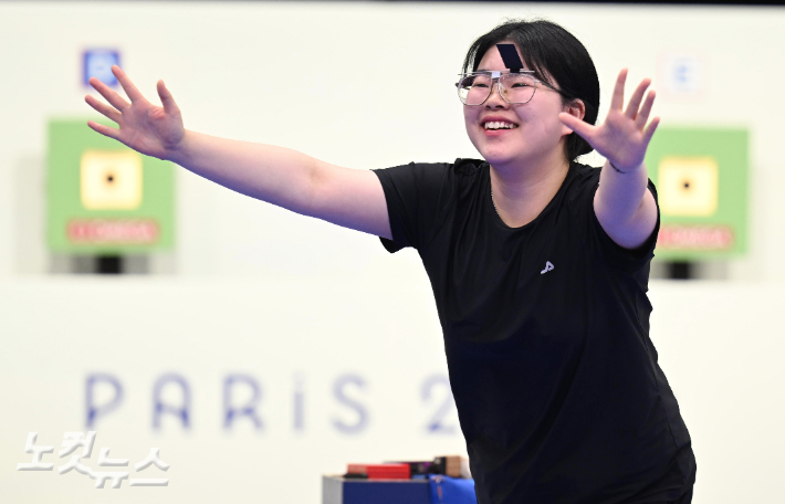 2024 파리올림픽 사격 여자 10m 공기권총 금메달 결정전에서 오예진이 금메달을 획득한 뒤 코치에게 달려가고 있다. 올림픽사진공동취재단