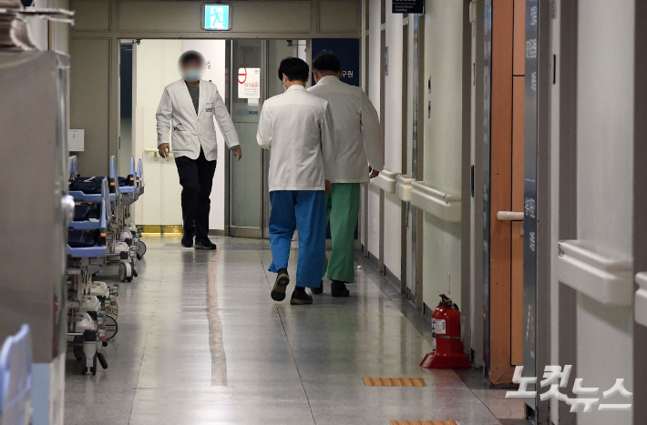 한 대학병원에서 의료진들이 이동하고 있다. 황진환 기자