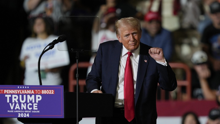 미국 공화당 대선 후보인 도널드 트럼프 전 대통령이 대선 유세 도중 주먹을 쥐어 보이고 있다. 연합뉴스