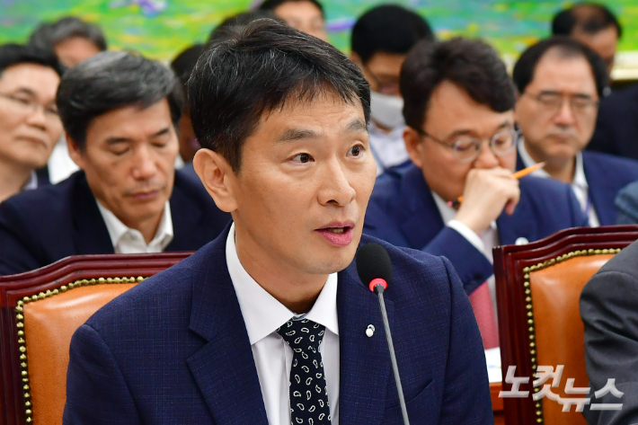 이복현 금융감독원장이 질의에 답변을 하고 있다. 윤창원 기자