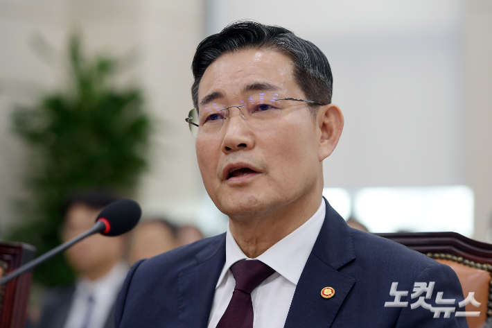 신원식 국방부 장관이 8일 서울 여의도 국회에서 열린 국방위원회 전체회의에서 의원 질의에 답변을 하고 있다. 윤창원 기자