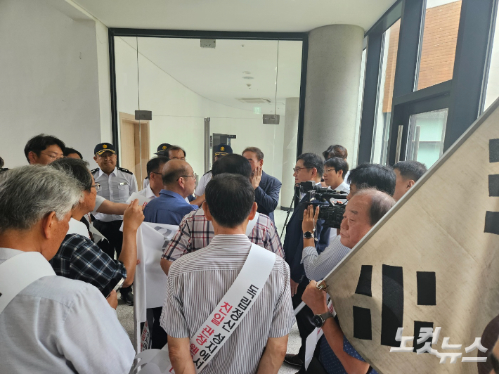 광복회 회원들과 독립유공자 후손들이 김형석 신임 관장의 취임식에 참석하려다 독립기념관 관계자들에게 저지당했다. 인상준 기자