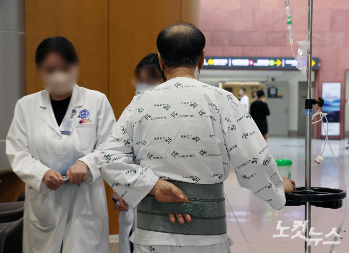 서울 시내 한 병원에서 의료진과 환자가 이동하고 있다. 황진환 기자