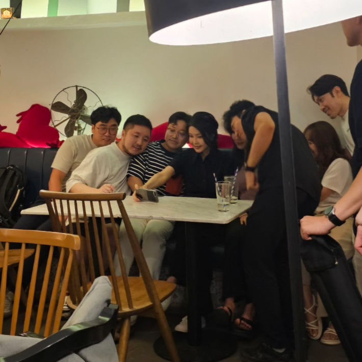 윤석열 대통령 배우자 김건희 여사가 여름 휴가 중인 6일 부산 광안리 해변 카페에서 지역 청년들과의 만남을 갖고 있다. 대통령실 제공