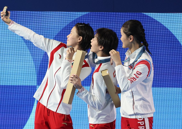 2024 파리올림픽 다이빙 여자 10m 플랫폼 결승에서 동메달을 딴 북한 김미래(오른쪽)가 시상식에서 메달리스트들과 사진을 찍고 있다. 연합뉴스