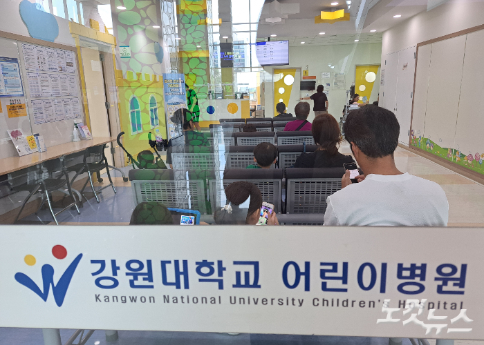 8일 강원대학교 어린이 병원에서 코로나 19 환자 등이 대기하고 있다. 진유정 기자