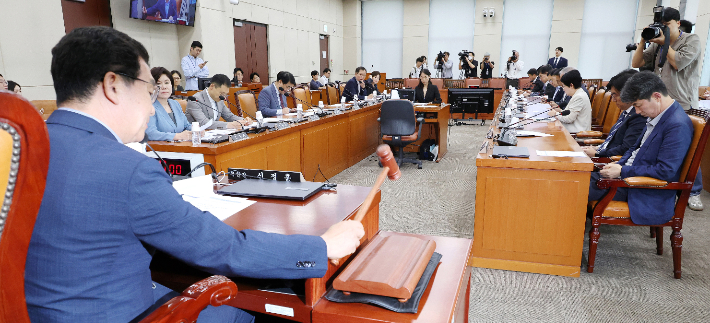 8일 오후 마약수사 외압 의혹 관련 청문회 실시계획서 채택의 건 등을 논의하는 국회 행정안전위원회 전체회의에서 더불어민주당 소속 신정훈 위원장이 의사봉을 두드리고 있다. 연합뉴스
