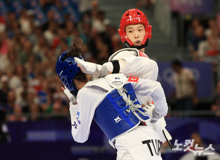 8일 오후(한국시간) 프랑스 파리 그랑 팔레에서 진행된 2024파리올림픽 태권도 여자 57kg급 16강 경기에서 김유진이 튀르키예의 하티제 퀴브라 일귄 선수와의 경기에서 득점하고 있다. 김유진은 2:0으로 승리해 8강에 진출한다. 2024.8.8 파리=올림픽사진공동취재단/KO 황진환 기자