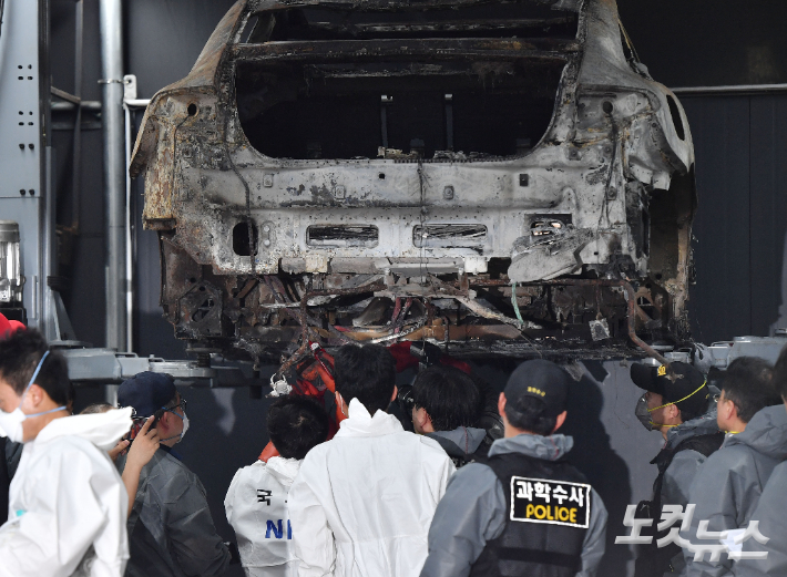 8일 오전 인천 서구의 한 공업사에서 경찰이 지난 1일 인천 서구 청라국제도시의 한 아파트 지하주차장에서 폭발과 함께 화재가 시작된 벤츠 전기차에 대해 2차 합동 감식을 진행하고 있다. 류영주 기자