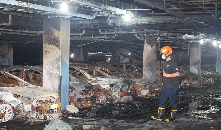 지난 1일 '전기차 화재'가 발생한 인천 서구 청라국제도시 내 한 아파트 지하주차장에 소방대원이 화재 원인을 조사하고 있다. 연합뉴스