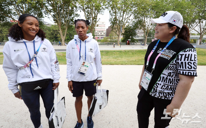 국제올림픽위원회(IOC) 선수위원에 도전하는 '골프 여제' 박인비가 24일(현지시간) 프랑스 파리 외곽 생드니에 위치한 올림픽 선수촌에서 각 국 선수들에게 지지를 호소하고 있다. 2024.7.24/생드니=올림픽사진공동취재단JIN 생드니=황진환 기자