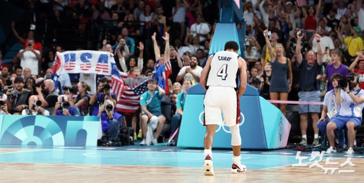 팬들 앞 포효하는 커리