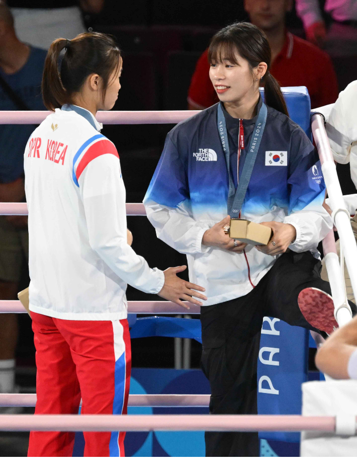 임애지가 8일 오후(현지시간) 프랑스 스타드 롤랑-가로스에서 열린 2024파리올림픽 여자 복싱 54kg급 시상식에서 북한 방철미와 이야기하고 있다. 2024.8.8 파리=올림픽사진공동취재단 / ZU 황진환 기자