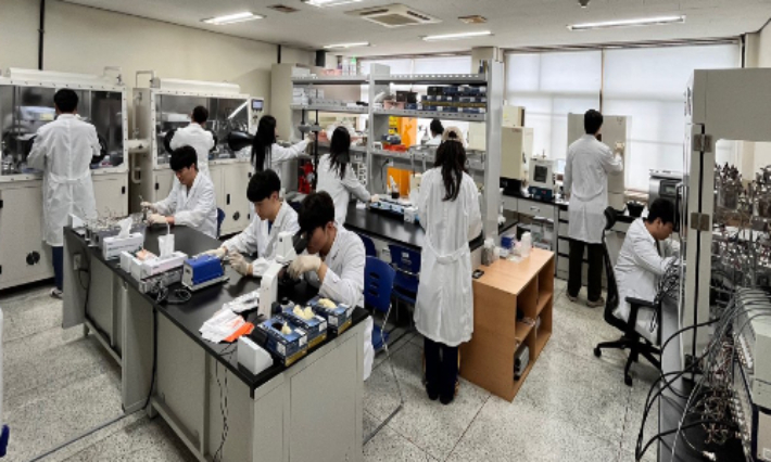 2차전지 제조 실험실습. 조선대 제공 