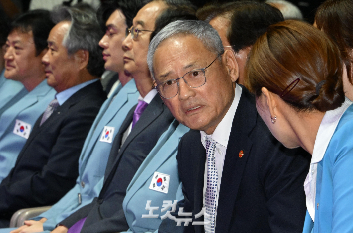 유인촌 문화체육관광부 장관이 2024 파리올림픽 선수단 결단식에서 참석자와 대화하고 있다. 올림픽사진공동취재단 황진환 기자