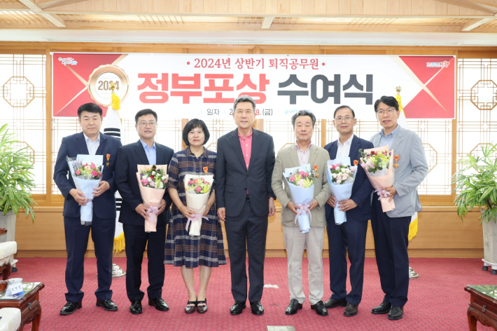 박용생 전 흥해읍장, 구진규 전 신광면장,강용분 전 북구 세무과장 , 이강덕 포항시장,손석민 전 북구 자치행정과장 ,김기출 전 우창동장 , 신정혁 전 환경정책과장(왼쪽부터)