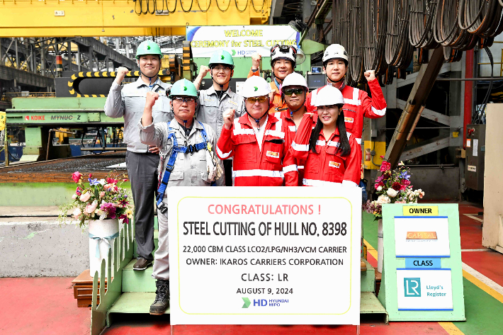 HD현대미포는 9일 울산 본사에서 2만2천세제곱미터(㎥)급 액화이산화탄소운반선 착공(Steel Cutting)식을 가졌다. HD현대미포 제공      