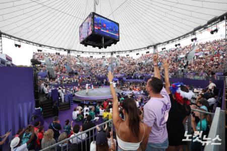 비걸에 열광하는 관중들