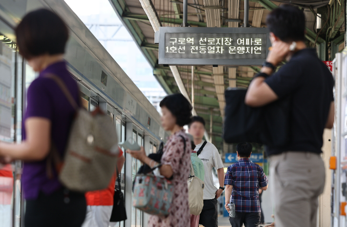 9일 오전 작업 차량 두 대가 충돌해 작업자 2명이 숨진 서울 지하철 1호선 구로역 승강장 전광판에 지연 안내 문구가 표시되고 있다. 연합뉴스 