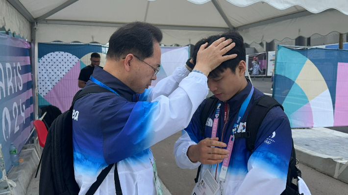 한국올림픽선교회 대표회장 이장균 목사가 파리올림픽에 참가한 유도 안바울 선수와 기도하고 있다. (제공 한국올림픽선교회)