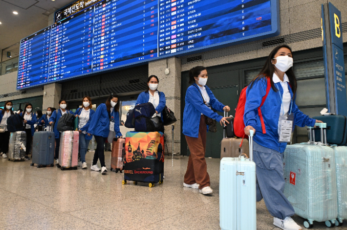 필리핀 가사관리사 인천공항 입국     (서울=연합뉴스) 외국인 가사관리사 시범사업에 참여할 필리핀 노동자들이 6일 인천국제공항을 통해 입국하고 있다. 2024.8.6 [서울시 제공. 재판매 및 DB 금지]     photo@yna.co.kr (끝)   <저작권자(c) 연합뉴스, 무단 전재-재배포, AI 학습 및 활용 금지> 연합뉴스