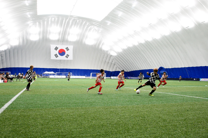 실내 경기장인 스마트에어돔에서 선수들이 경기를 치르고 있다. 경주시 제공