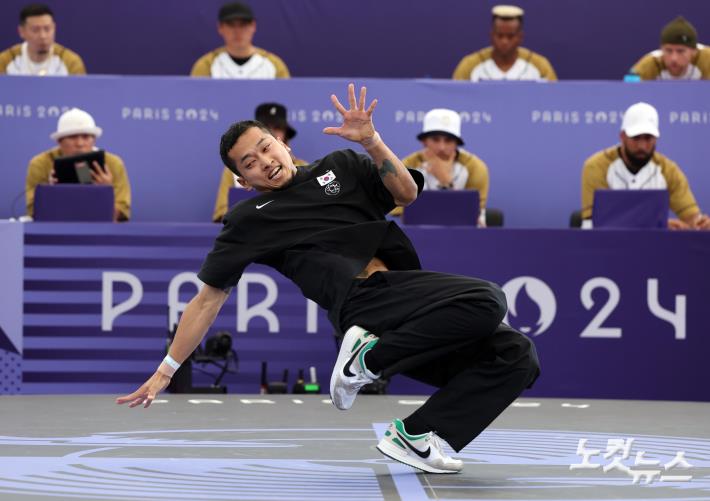 홍텐, 심사위원 사로잡는 몸놀림