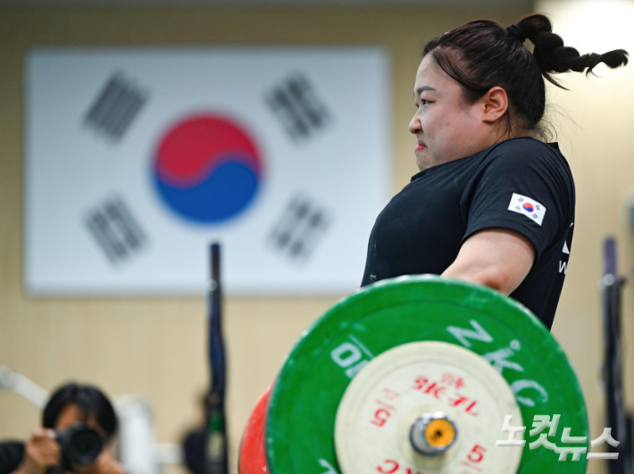 '2024 파리올림픽' 개막을 한달 앞둔 26일 오후 충북 진천 국가대표선수촌에서 역도 국가대표 김수현이 공개훈련을 하고 있다. 진천=황진환 기자