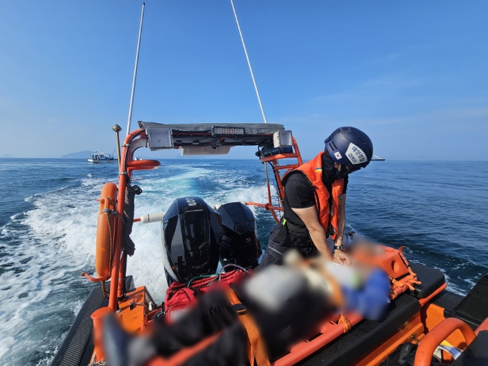 여수 해상에서 이송되고 있는 선장. 여수해경 제공  