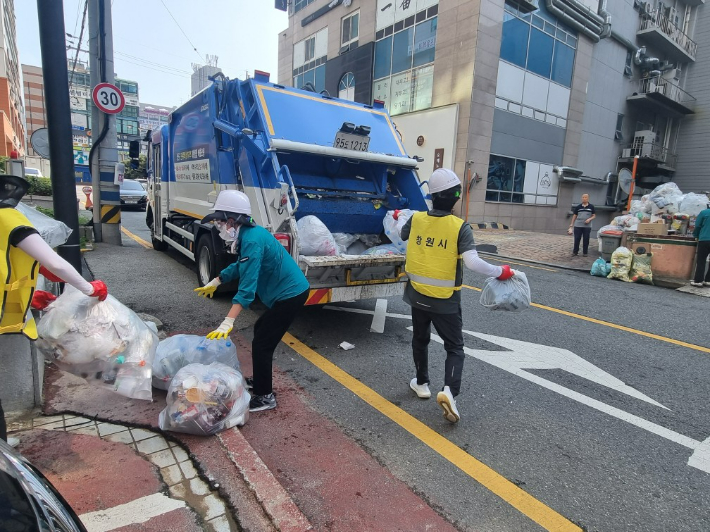 창원시 공무원들이 재활용쓰레기 분리수거 업무를 돕고 있다. 창원시 제공