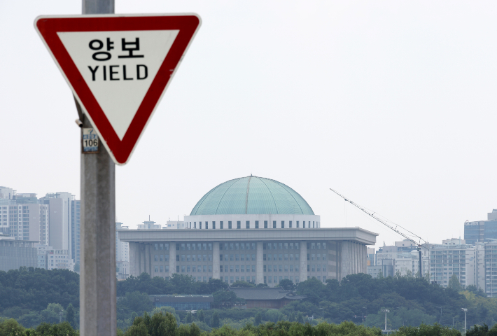 4일 서울 마포구 서강대교에 설치된 교통표지판 너머로 국회의사당이 보인다. 연합뉴스