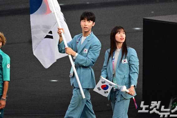 11일(현지시간) 프랑스 생드니 스타드 드 프랑스에서 2024 파리 올림픽 폐회식이 열린 가운데 대한민국 기수인 태권도 대표 박태준과 복싱 대표 임애지가 태극기를 흔들며 행진하고 있다.  2024.8.11 생드니=올림픽사진공동취재단 황진환 기자