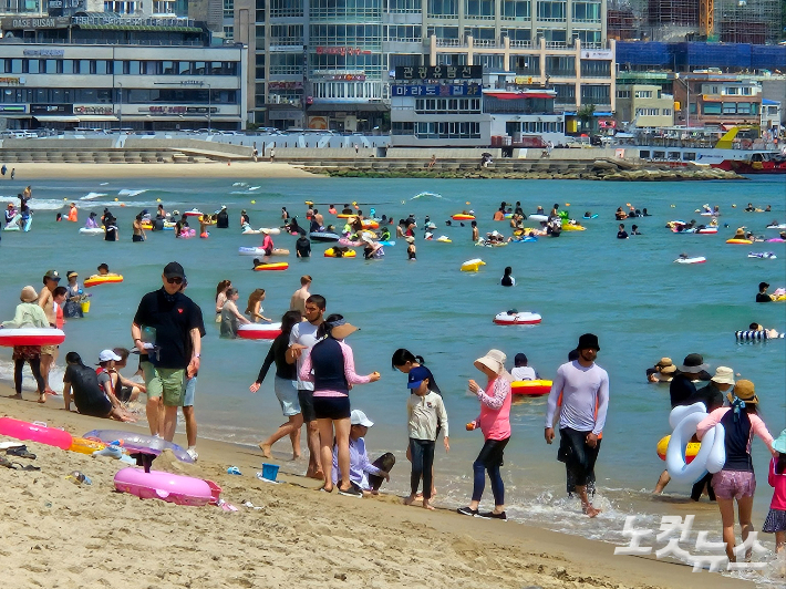 극성수기 맞은 해운대해수욕장, 이틀 동안 50만 인파 몰렸다