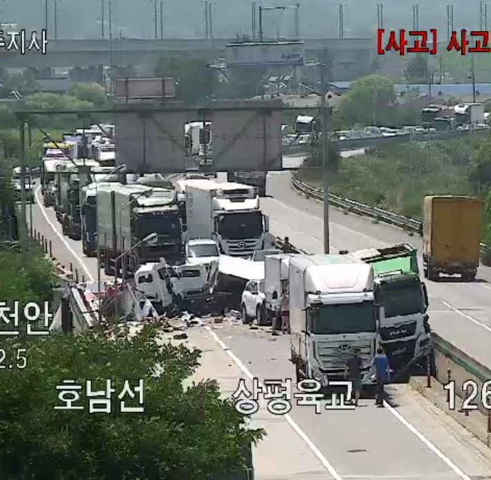12일 오후 12시 3분쯤 정읍시 호남고속도로 상행선 126km 지점에서 승용차 2대와 화물차 5대가 충돌하는 사고가 발생했다. 전북소방본부 제공