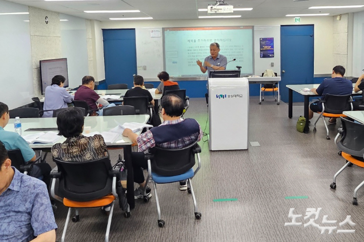 이경재 숭실대 국문과 교수가 '한국현대소설로 읽는 삶의 희망과 의미'를 주제로 강의하고 있다. 이 교수는 이광수의 <무정>, 김사량의 <빛 속으로>, 이민진의 <파친코> 등 고난 극복 서사와 위로와 희망을 담은 작품들을 나누며 참가자들의 실존적 삶을 돌아보는 시간을 마련했다. 