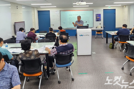 이경재 숭실대 국문과 교수가 '한국현대소설로 읽는 삶의 희망과 의미'를 주제로 강의하고 있다. 이 교수는 이광수의 <무정>, 김사량의 <빛 속으로>, 이민진의 <파친코> 등 고난 극복 서사와 위로와 희망을 담은 작품들을 나누며 참가자들의 실존적 삶을 돌아보는 시간을 마련했다. 