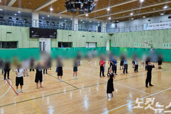 숭실대 조만식기념관 실내체육관에서 진행된 오후 생활체육 강좌. '희망의 인문학' 프로그램엔 숭실대 스포츠학부 학생들과 대학원생 등 다양한 구성원들이 한마음으로 참여해 참가자들의 교육을 지원했다.